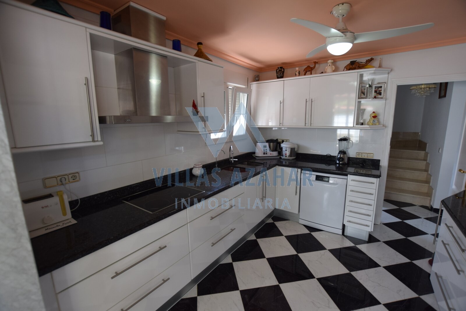 Villa in Bestzustand mit Pool und separatem Appartement