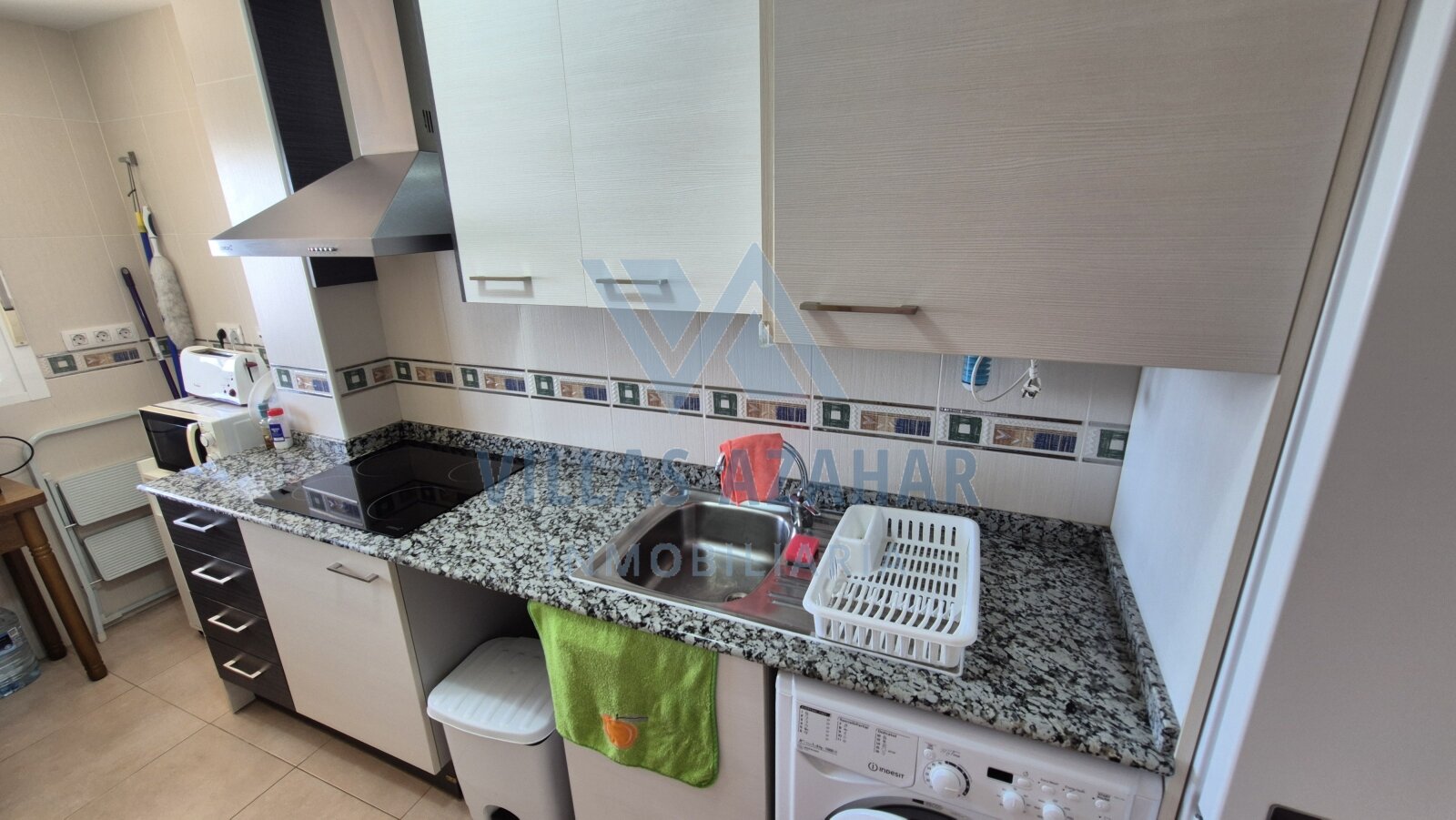 Funktionale Küche mit Granitarbeitsplatte und modernem Kochbereich Funktionale Küche mit Granitarbeitsplatte und modernem Kochbereich