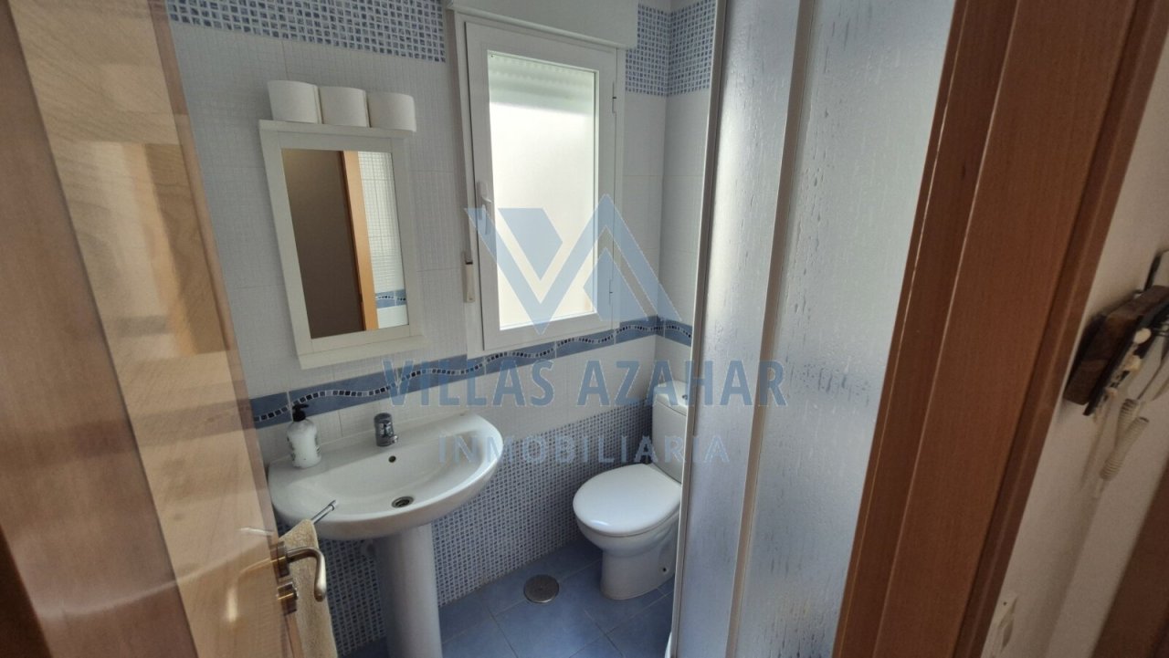 Funktionales Badezimmer mit Waschtisch, WC Funktionales Badezimmer mit Waschtisch, WC