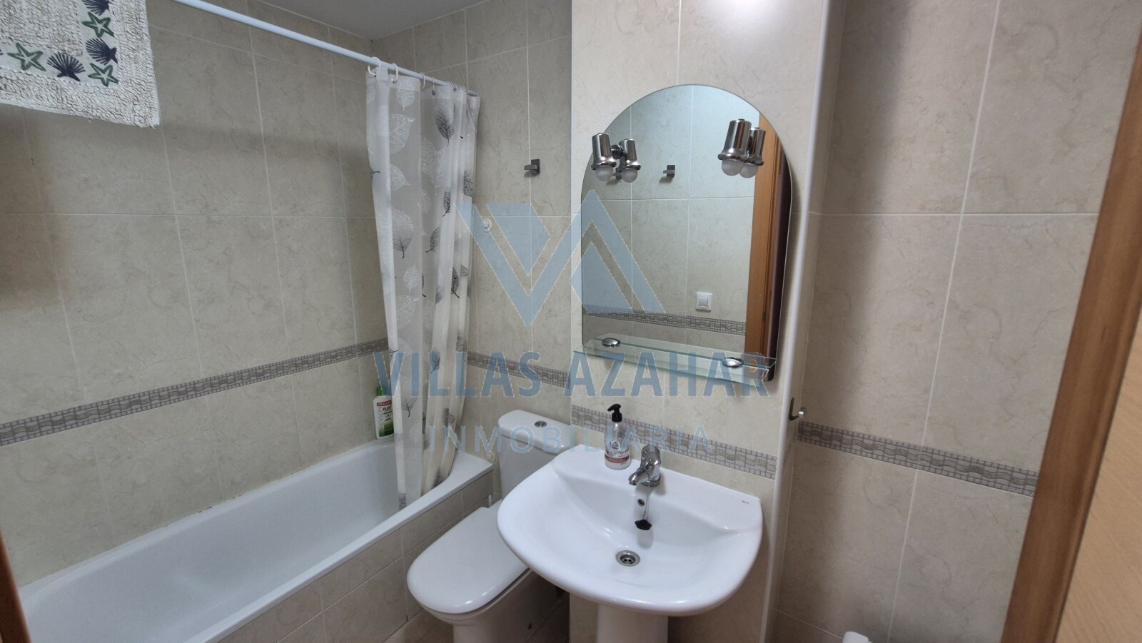 Modernes Badezimmer mit Dusche, Wanne Modernes Badezimmer mit Dusche, Wanne