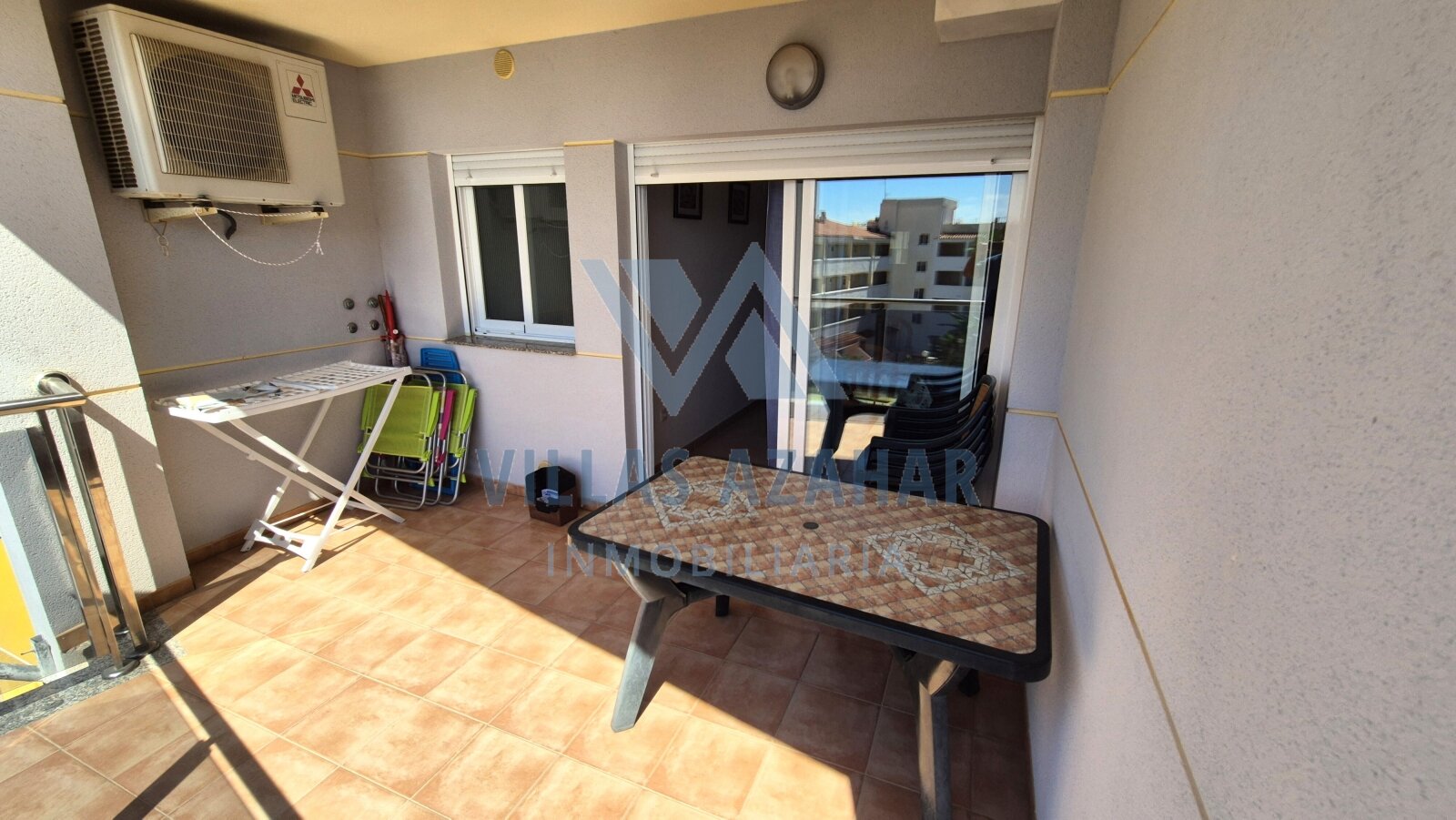Sonnendurchflutete Terrasse mit direktem Wohnbereich-Zugang Sonnendurchflutete Terrasse mit direktem Wohnbereich-Zugang