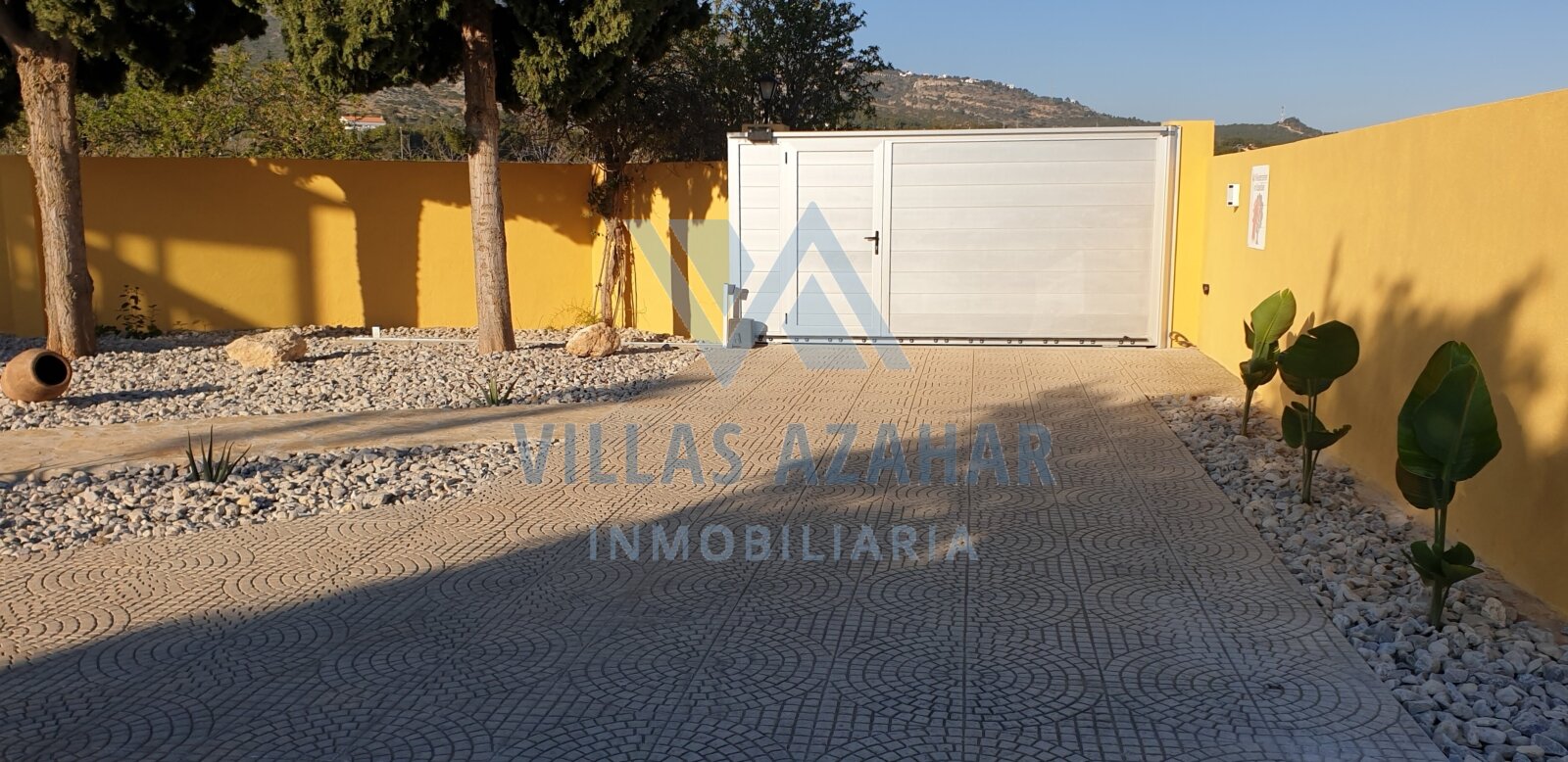 Exclusive country villa on plot of 4.881 m2 near beach