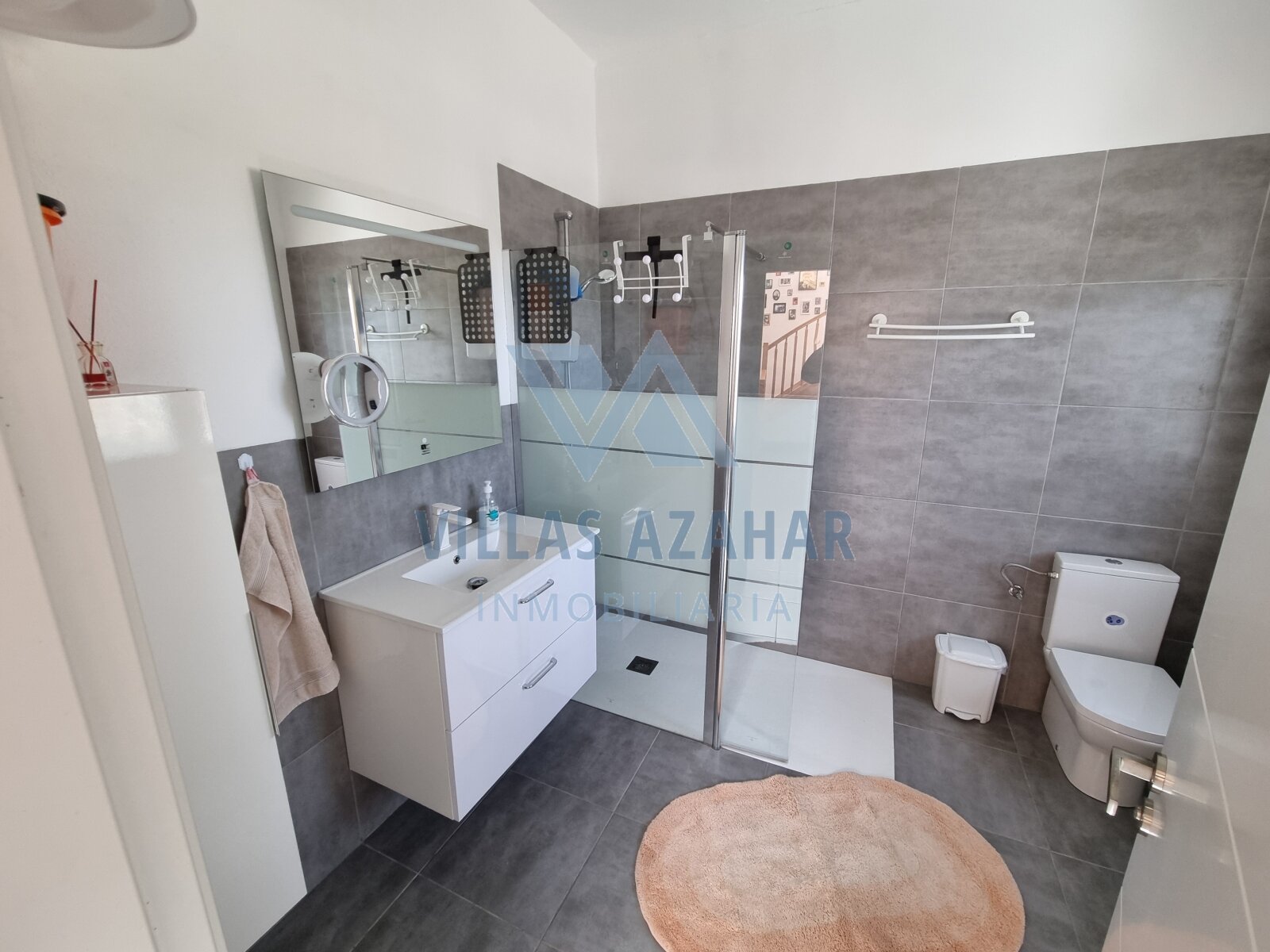 Exclusive country villa on plot of 4.881 m2 near beach