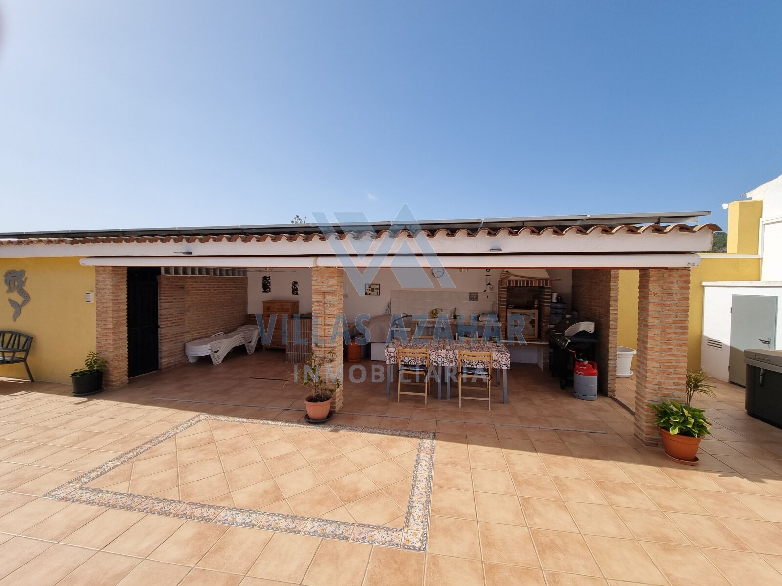 Exclusive country villa on plot of 4.881 m2 near beach