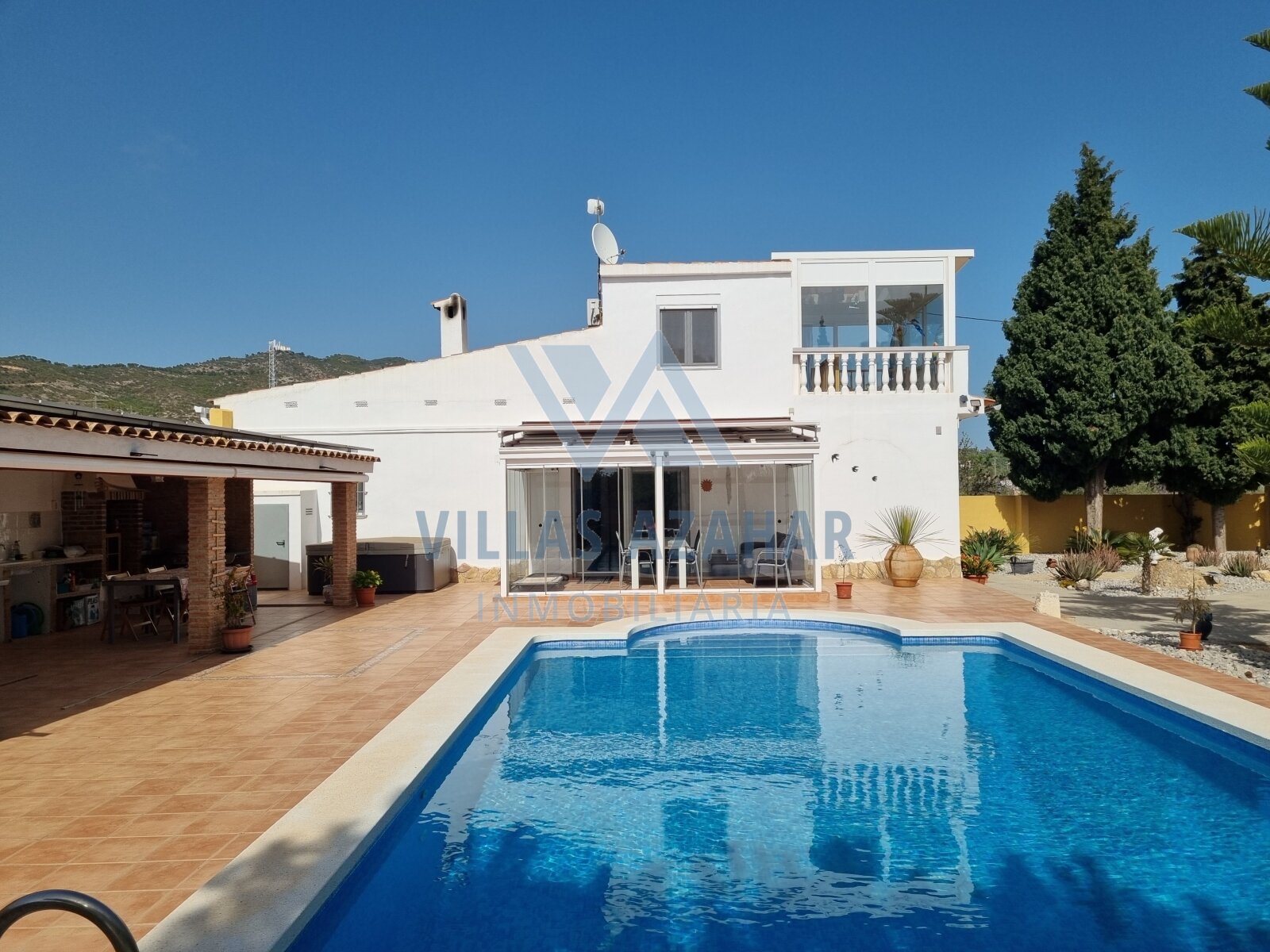 Exclusive country villa on plot of 4.881 m2 near beach