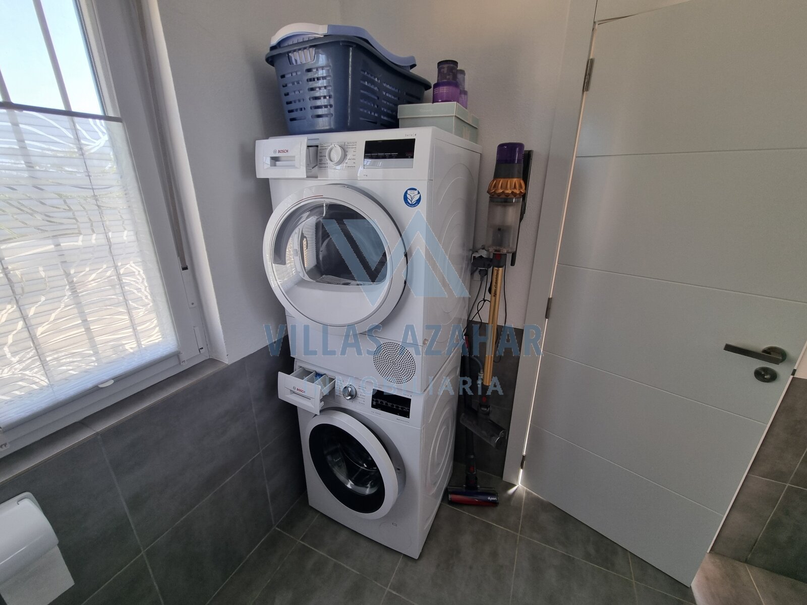 Exclusive country villa on plot of 4.881 m2 near beach