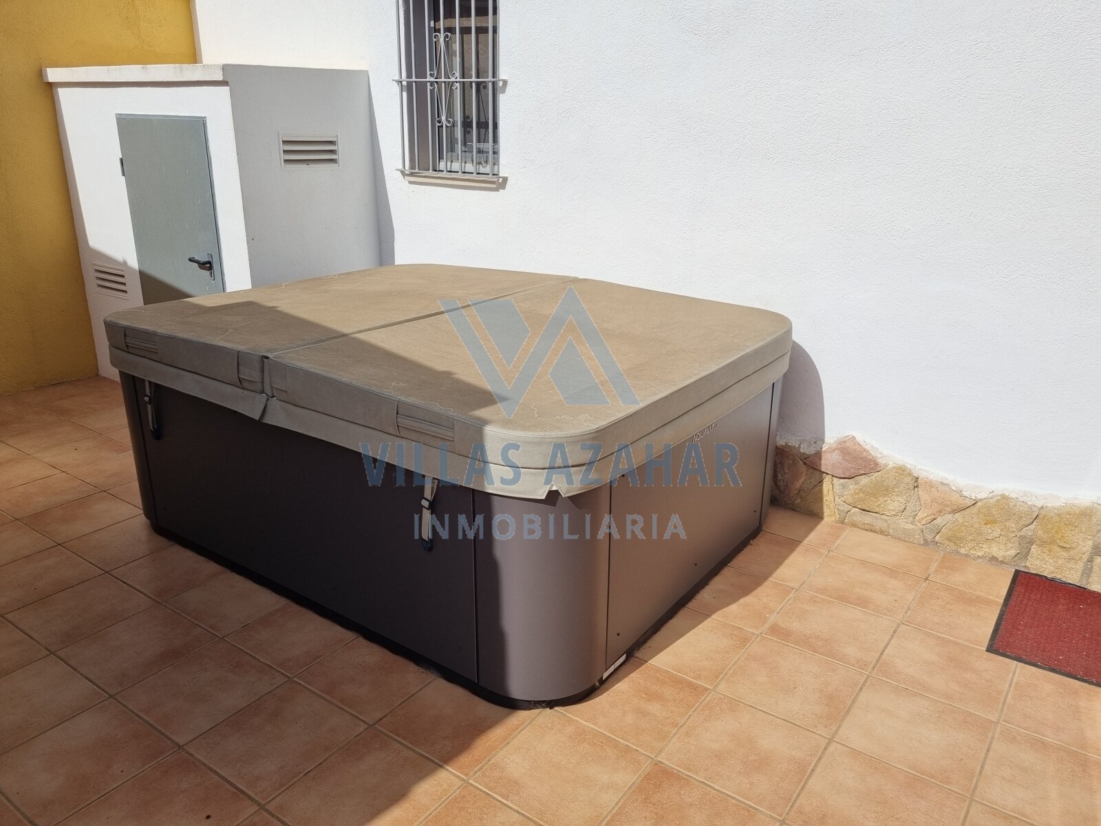 Exclusive country villa on plot of 4.881 m2 near beach