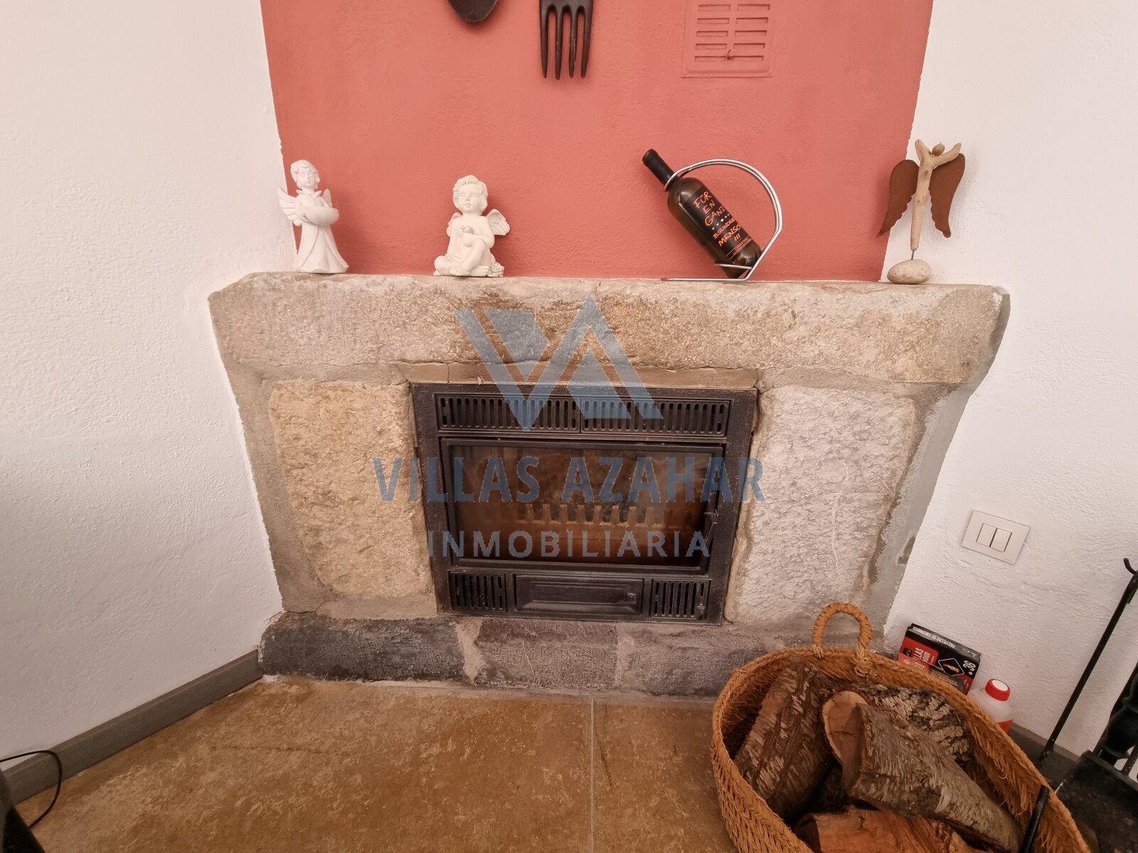 Exclusive country villa on plot of 4.881 m2 near beach