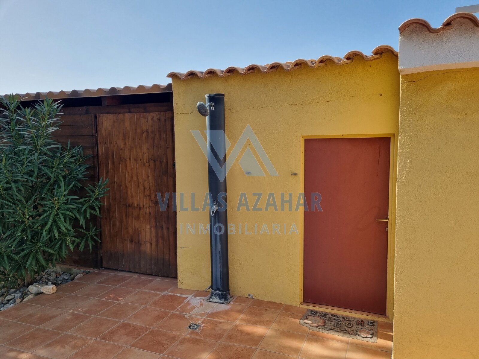 Exclusive country villa on plot of 4.881 m2 near beach