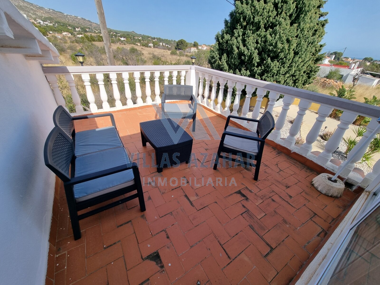 Exclusive country villa on plot of 4.881 m2 near beach