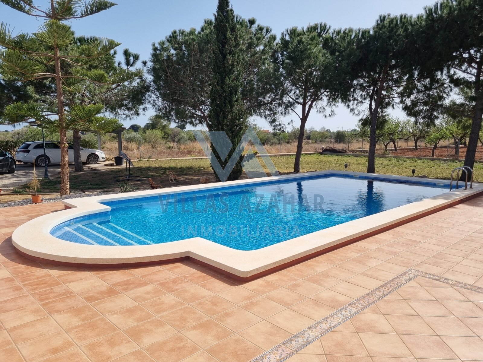 Exclusive country villa on plot of 4.881 m2 near beach