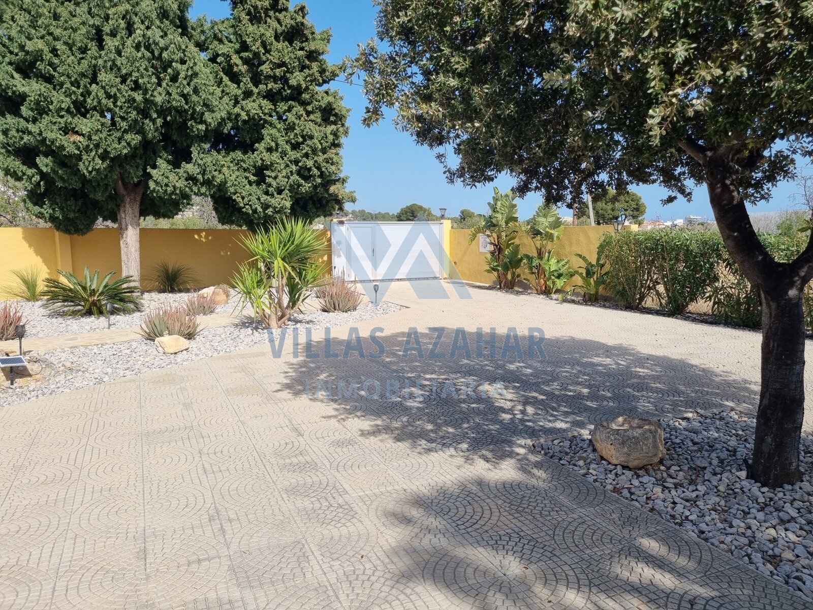 Exclusive country villa on plot of 4.881 m2 near beach