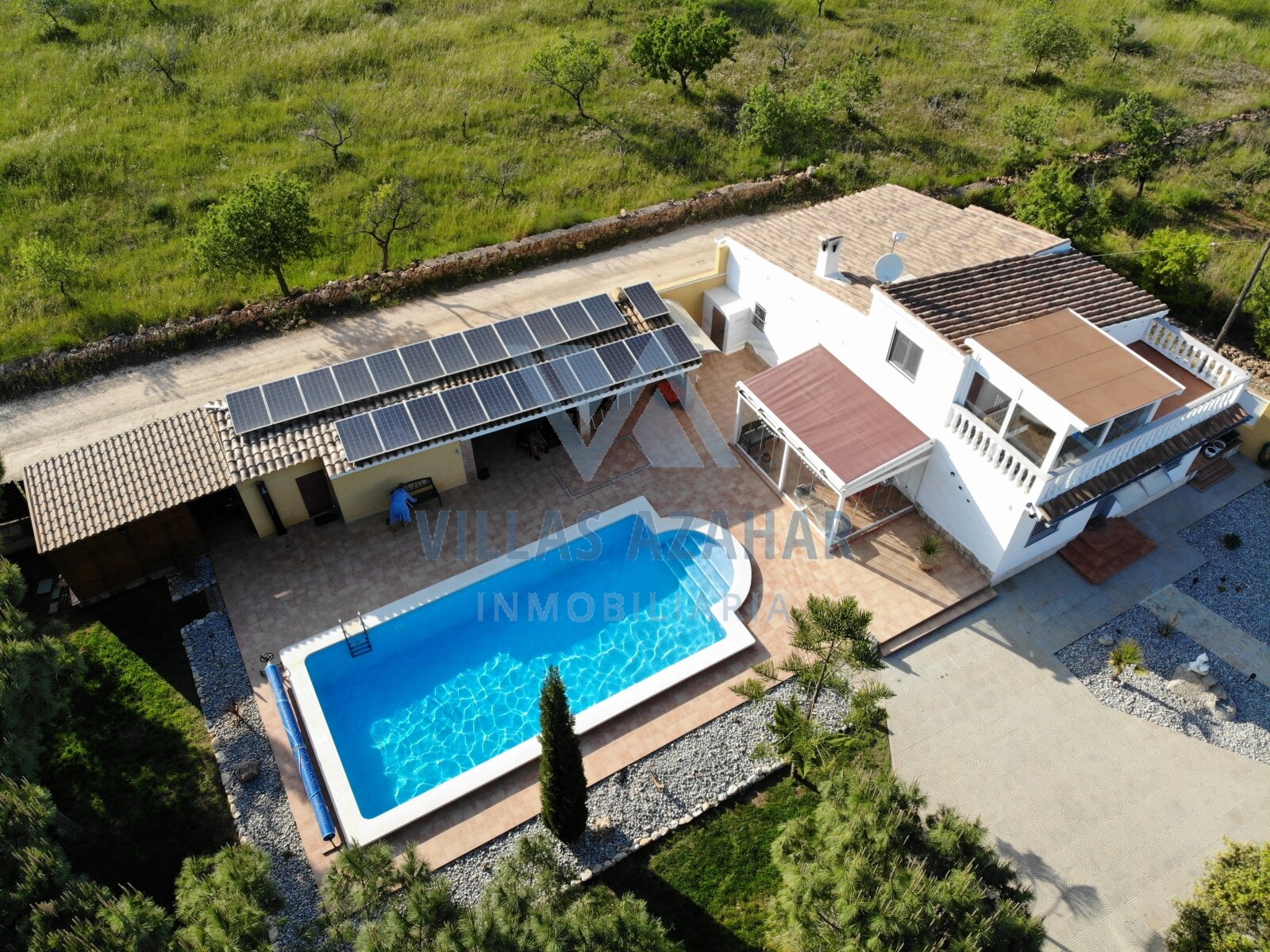 Exclusive country villa on plot of 4.881 m2 near beach