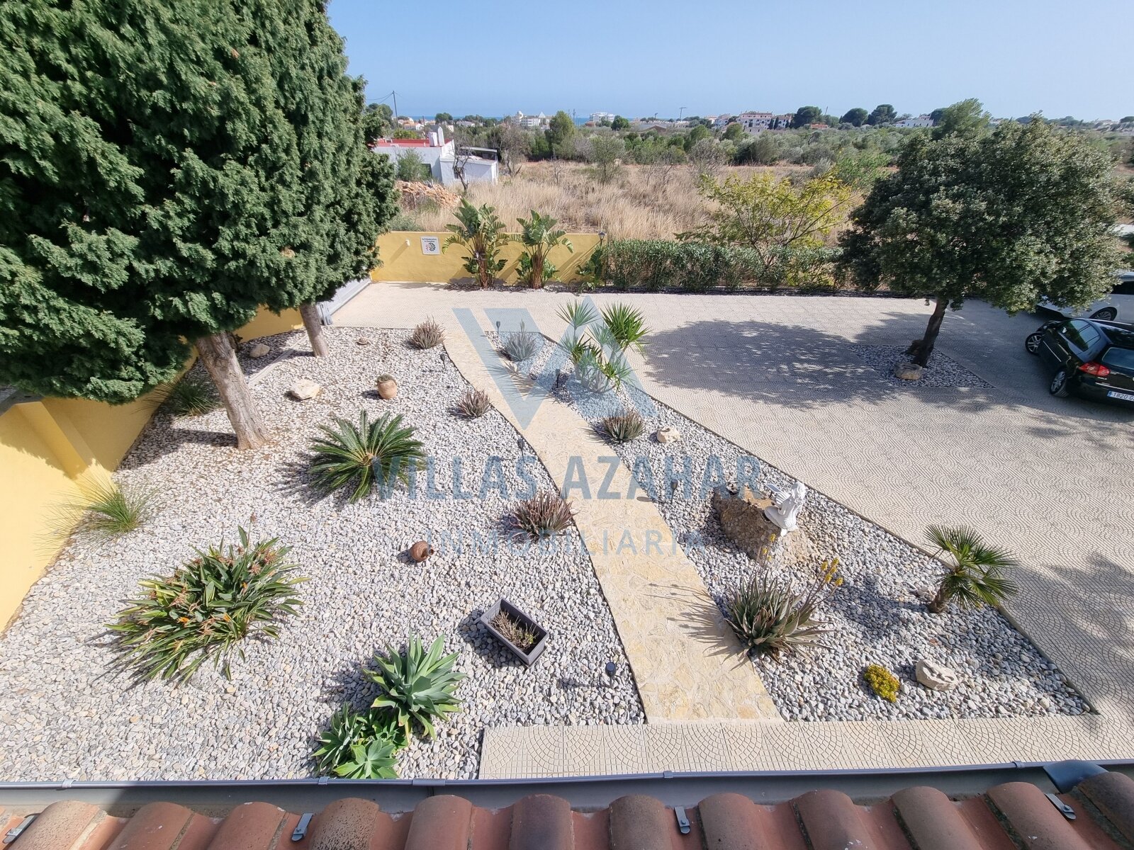 Exclusive country villa on plot of 4.881 m2 near beach