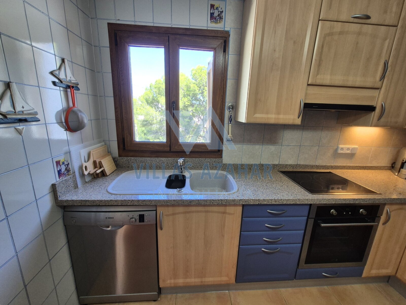 Spacious Maisonette with garage and studio in the centre