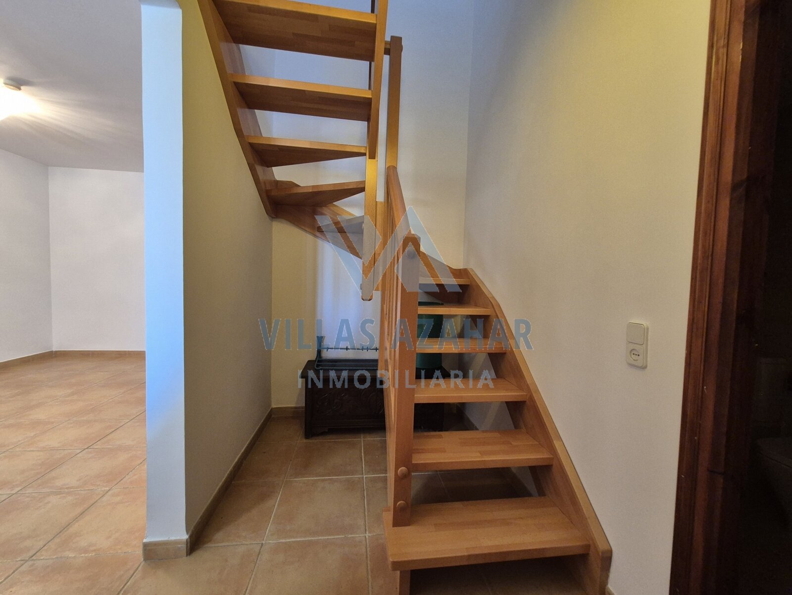 Spacious Maisonette with garage and studio in the centre