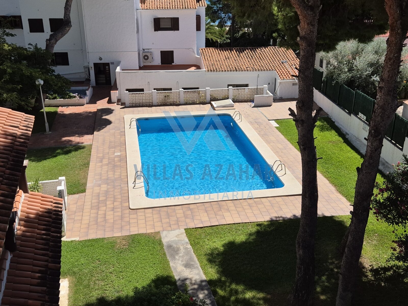 Spacious Maisonette with garage and studio in the centre