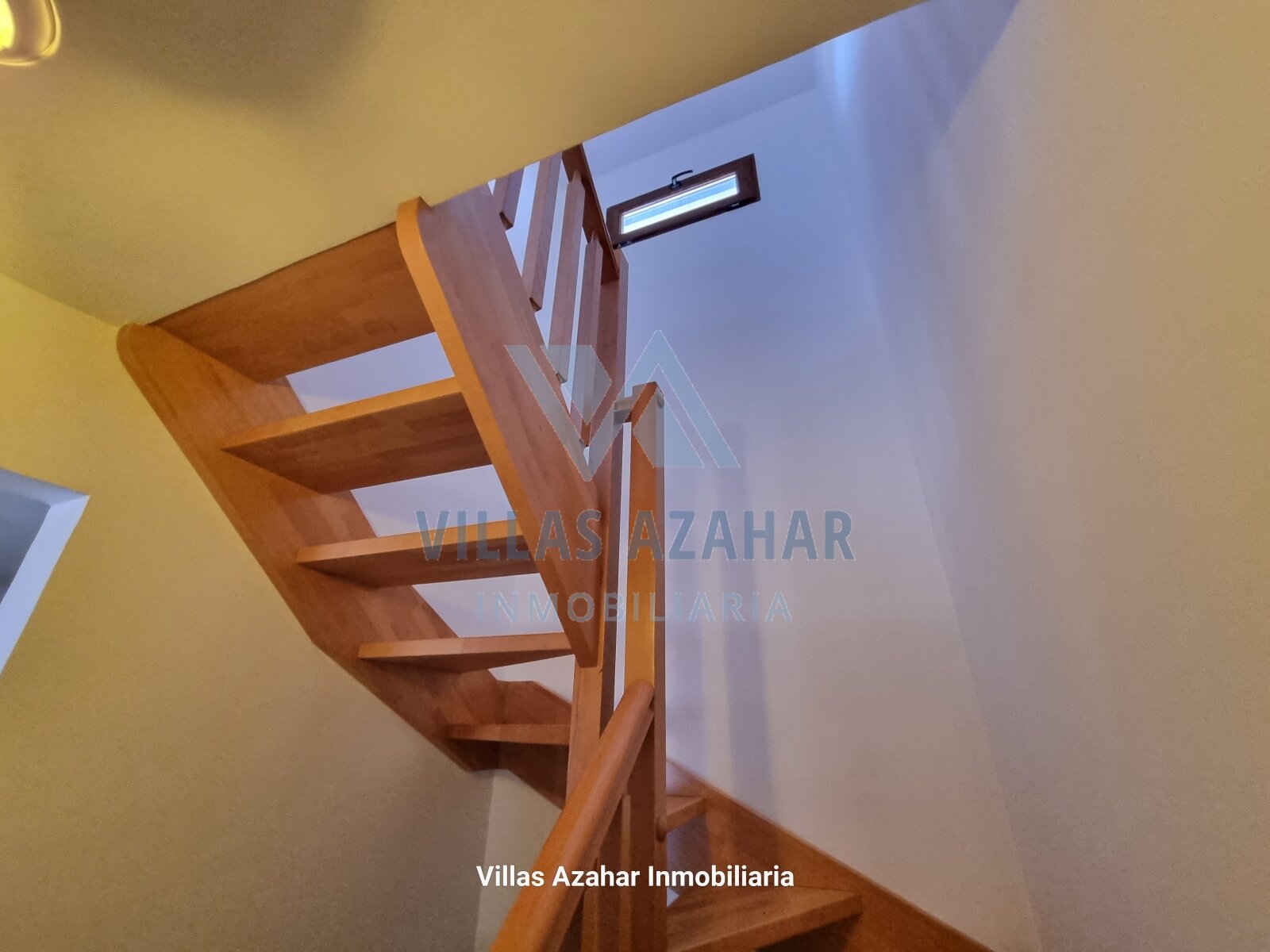 Spacious Maisonette with garage and studio in the centre