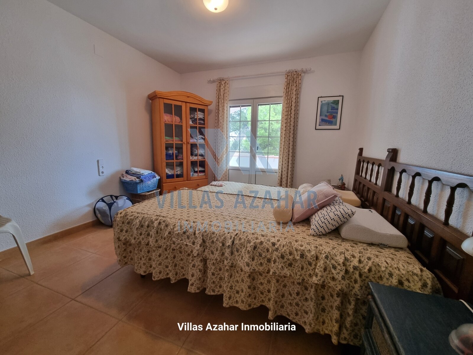 Spacious Maisonette with garage and studio in the centre