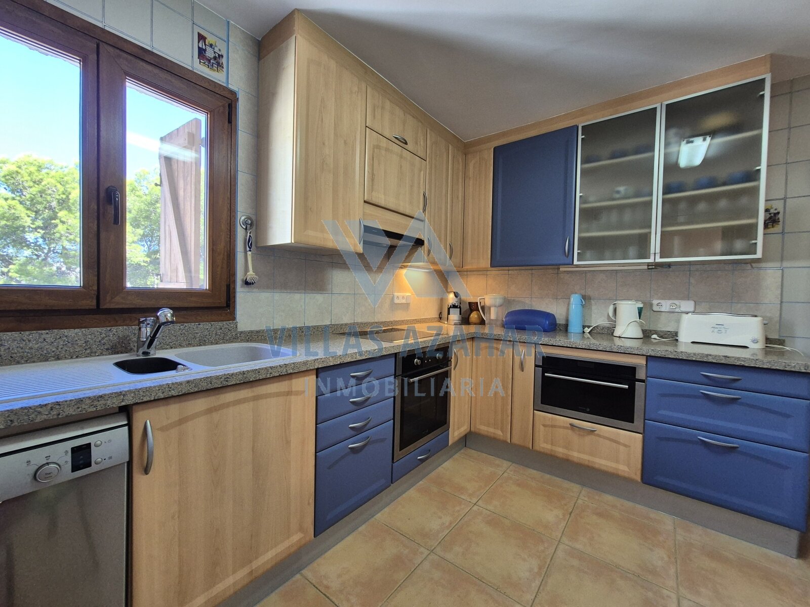 Spacious Maisonette with garage and studio in the centre