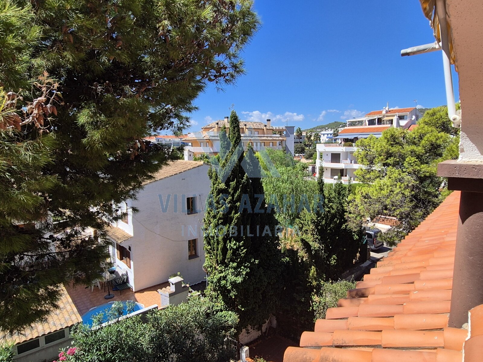 Spacious Maisonette with garage and studio in the centre