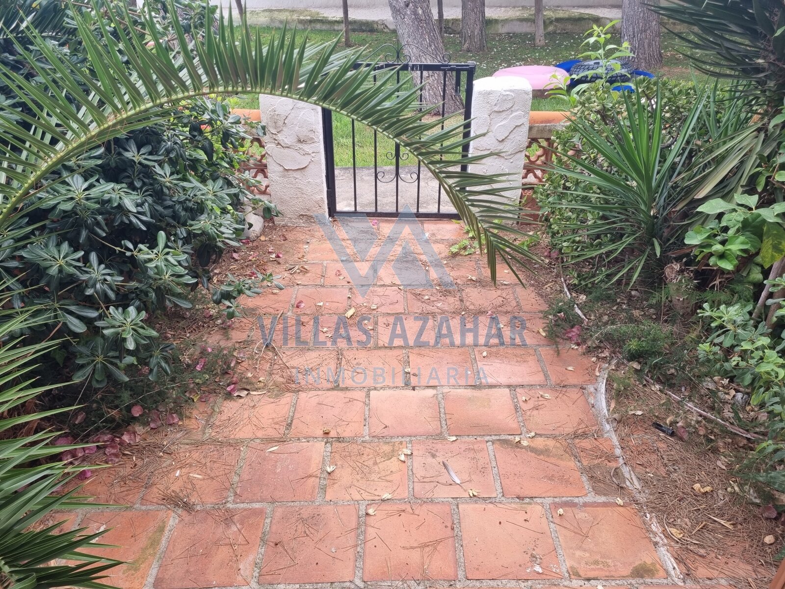 Spacious Maisonette with garage and studio in the centre