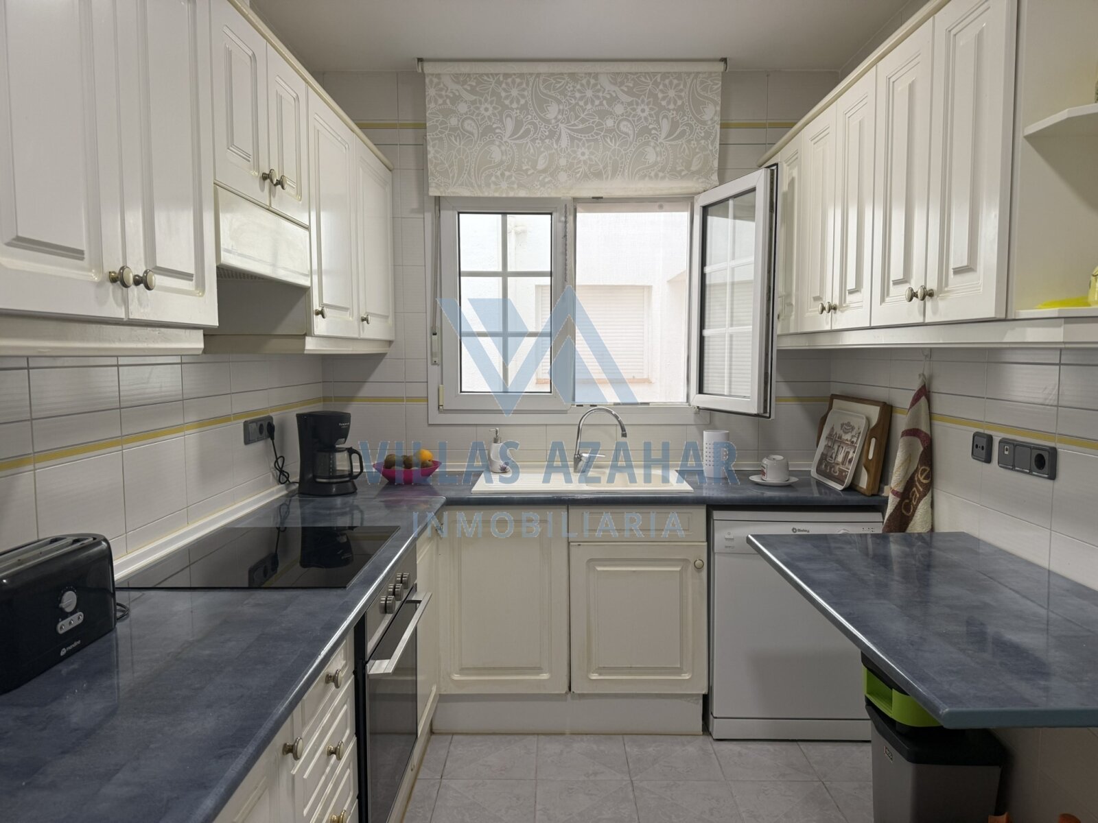 Las Mimosas magnificent three-bedroom apartment near beach