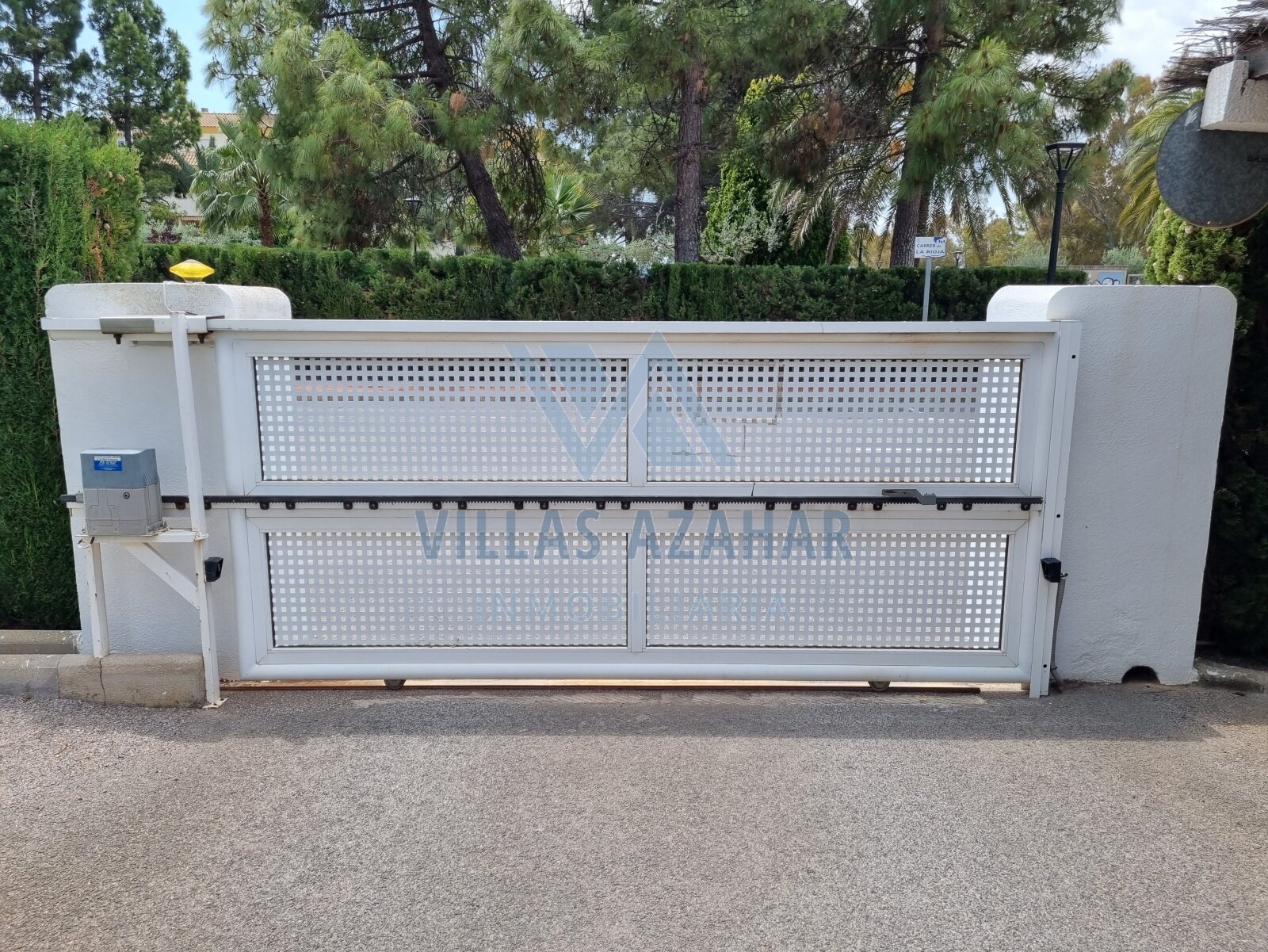 Las Mimosas magnificent three-bedroom apartment near beach