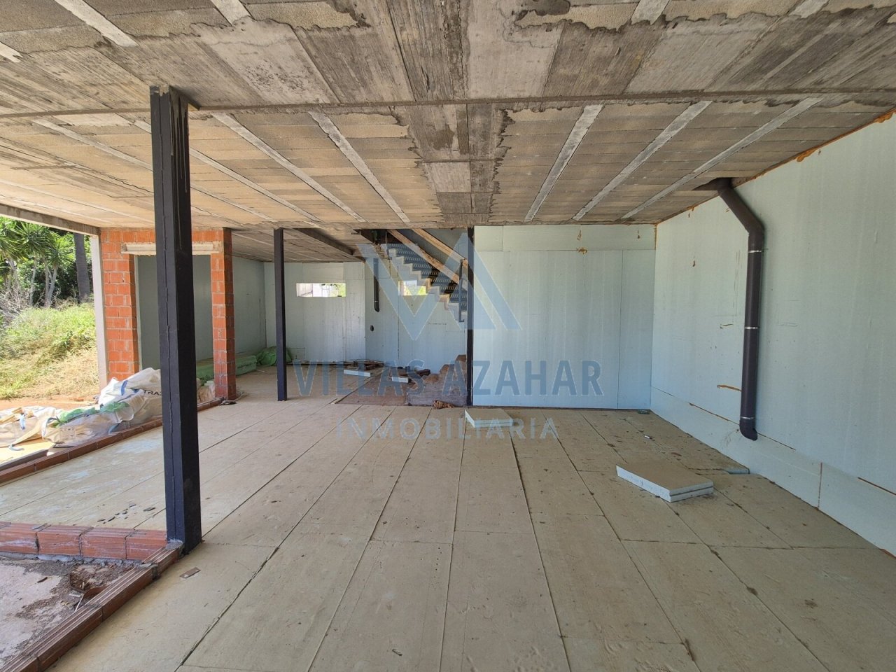 Raw diamond with potential: Loft apartment with industrial charm and panoramic view