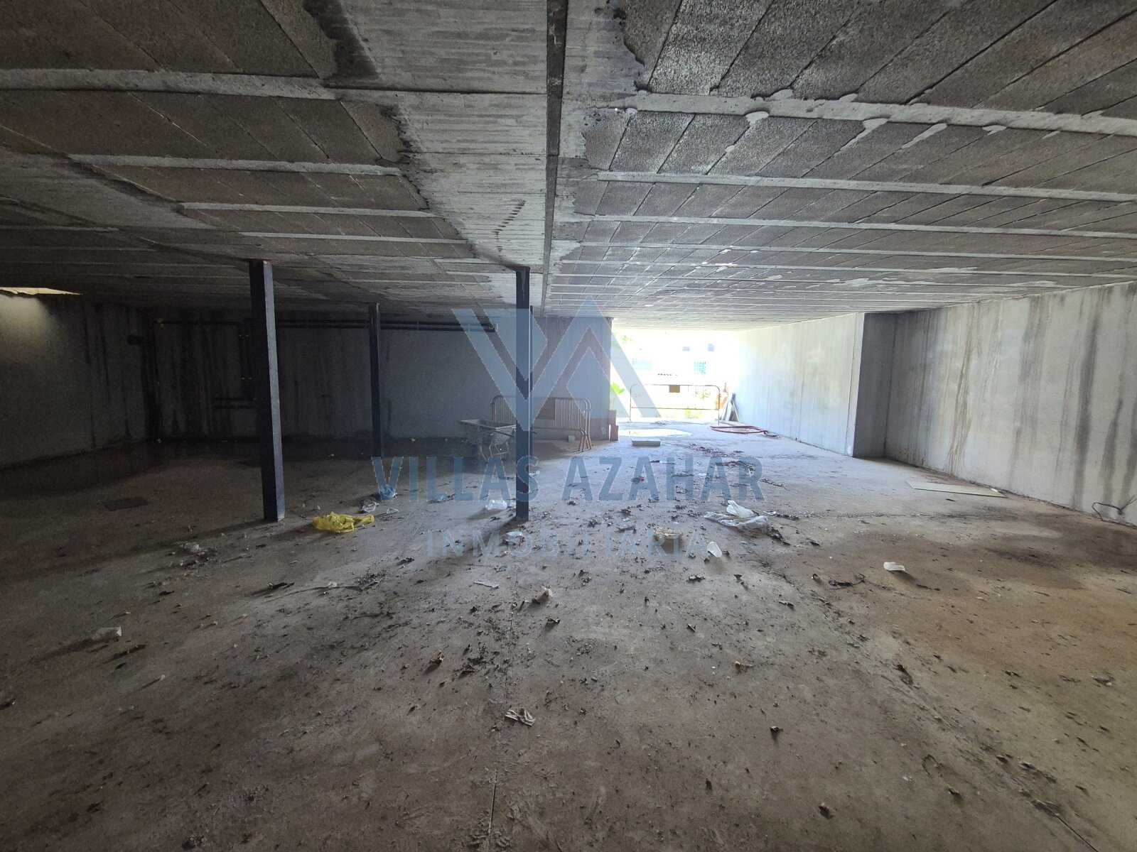 Raw diamond with potential: Spacious cellar space awaits your creativity - solidly concrete, expandable, and with natural light!