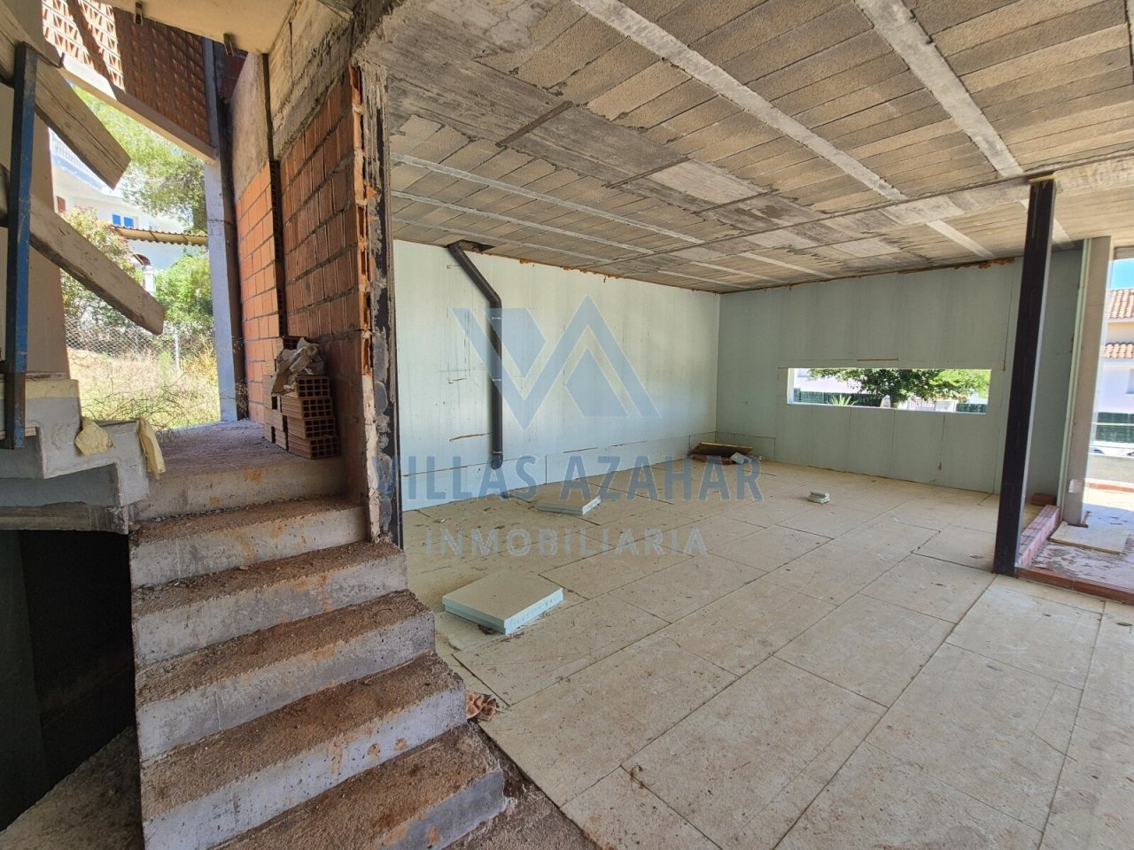 Raw diamond with potential: Bright new building with flexible layout and staircase for expansion!