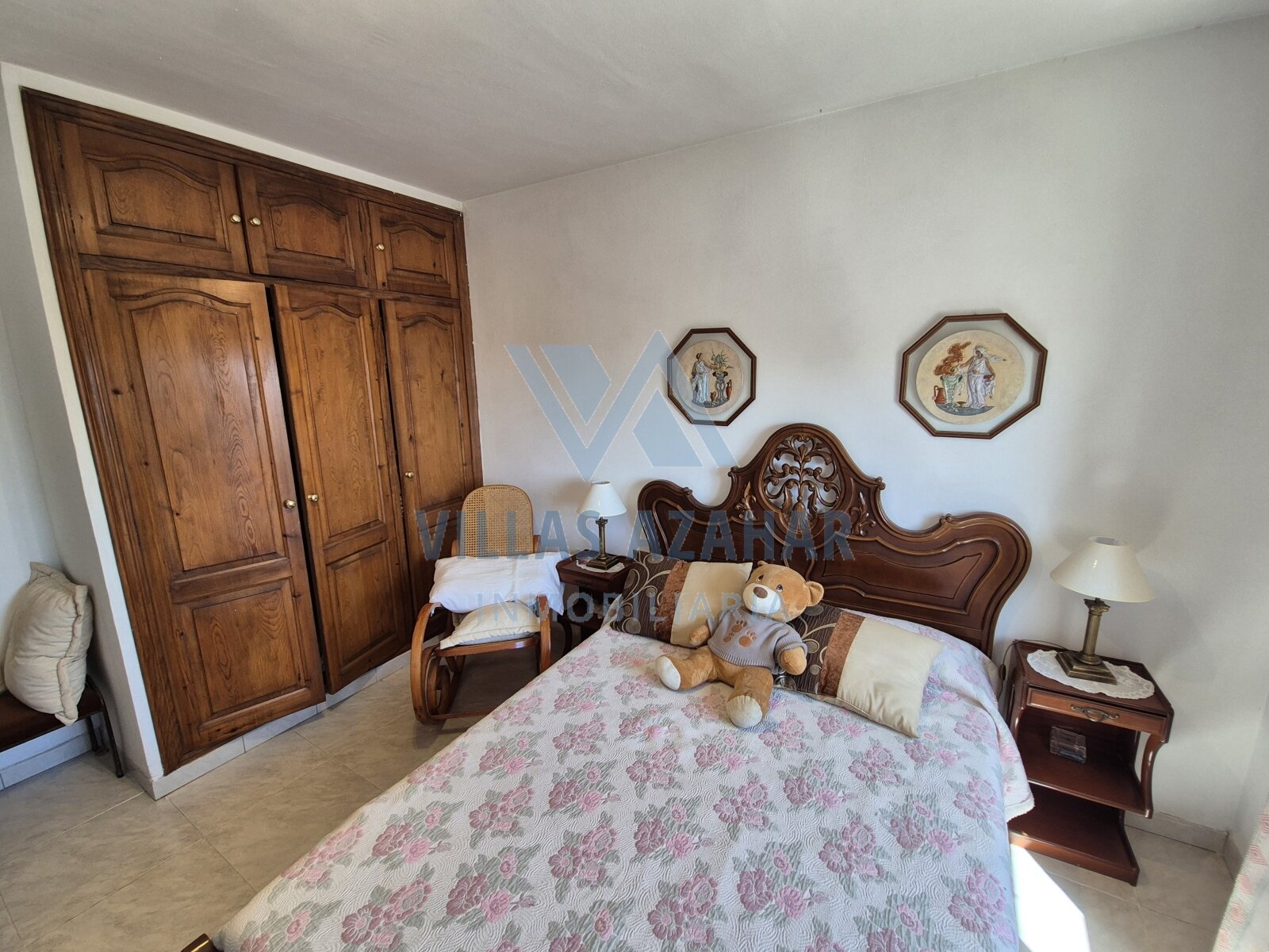 Chalet paredo en el centro con piscina y garaje