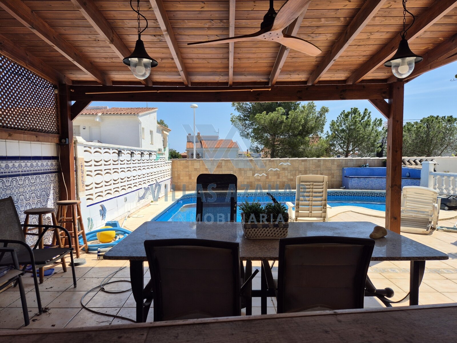 Chalet paredo en el centro con piscina y garaje