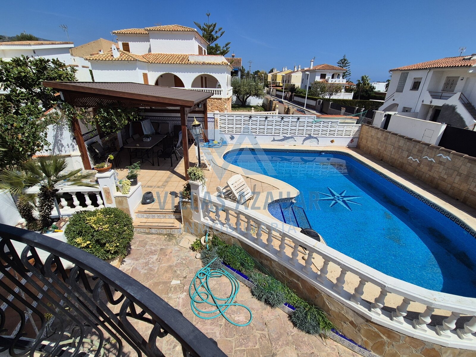 Chalet paredo en el centro con piscina y garaje
