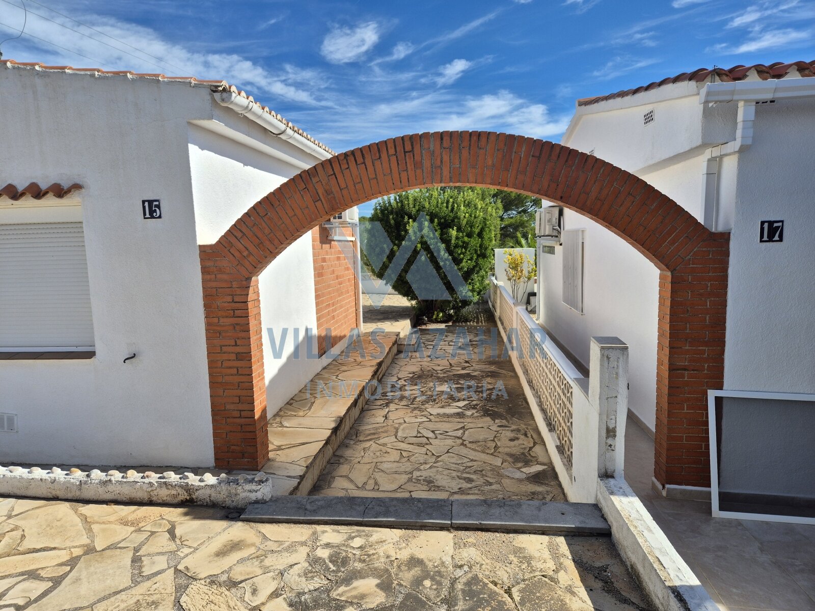 Casa unifamiliar con parcela privada en entorno tranquilo