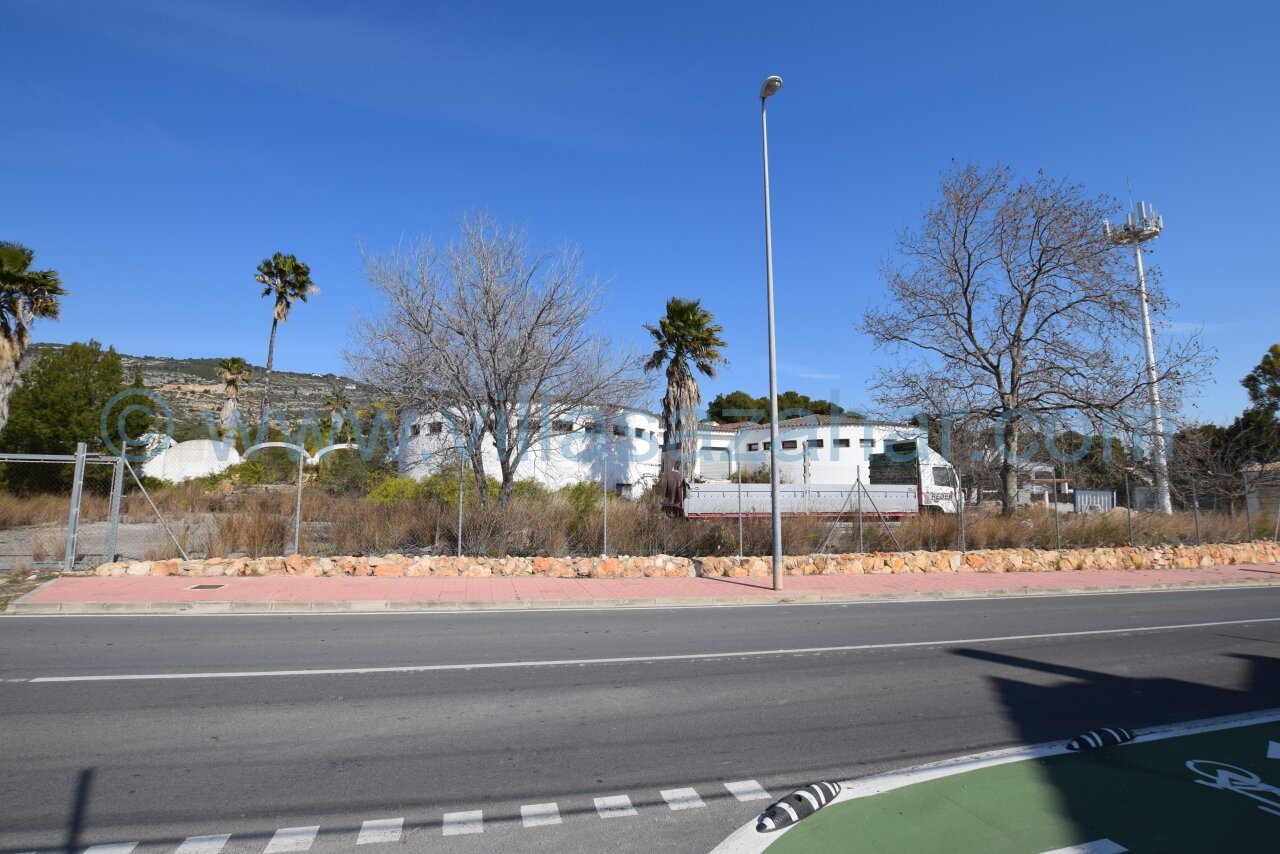 Terrain commercial urbain viabilisé d'une superficie de 8.521 m2