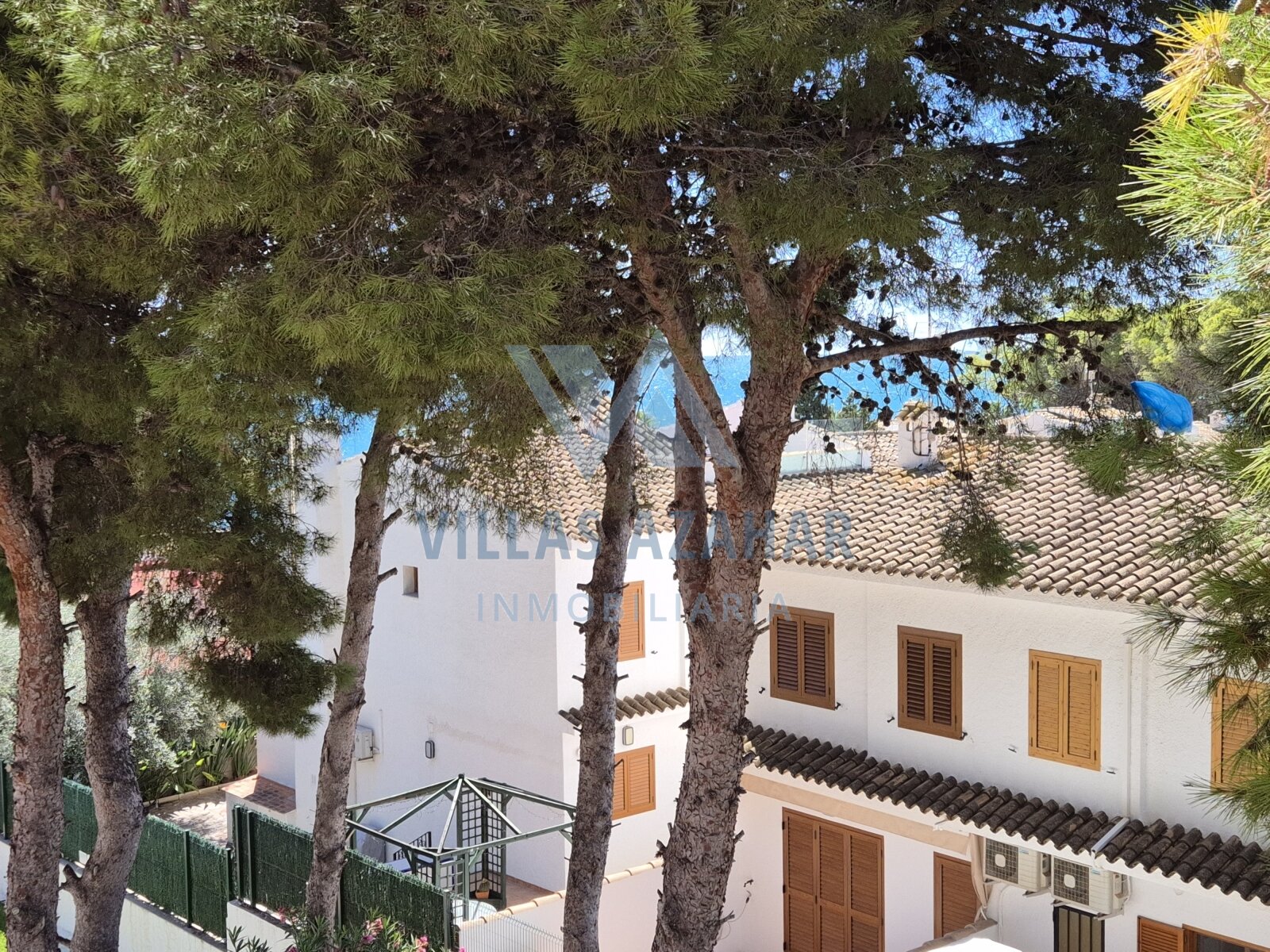 Spacieux duplex avec garage individuel et studio attenant au centre du village