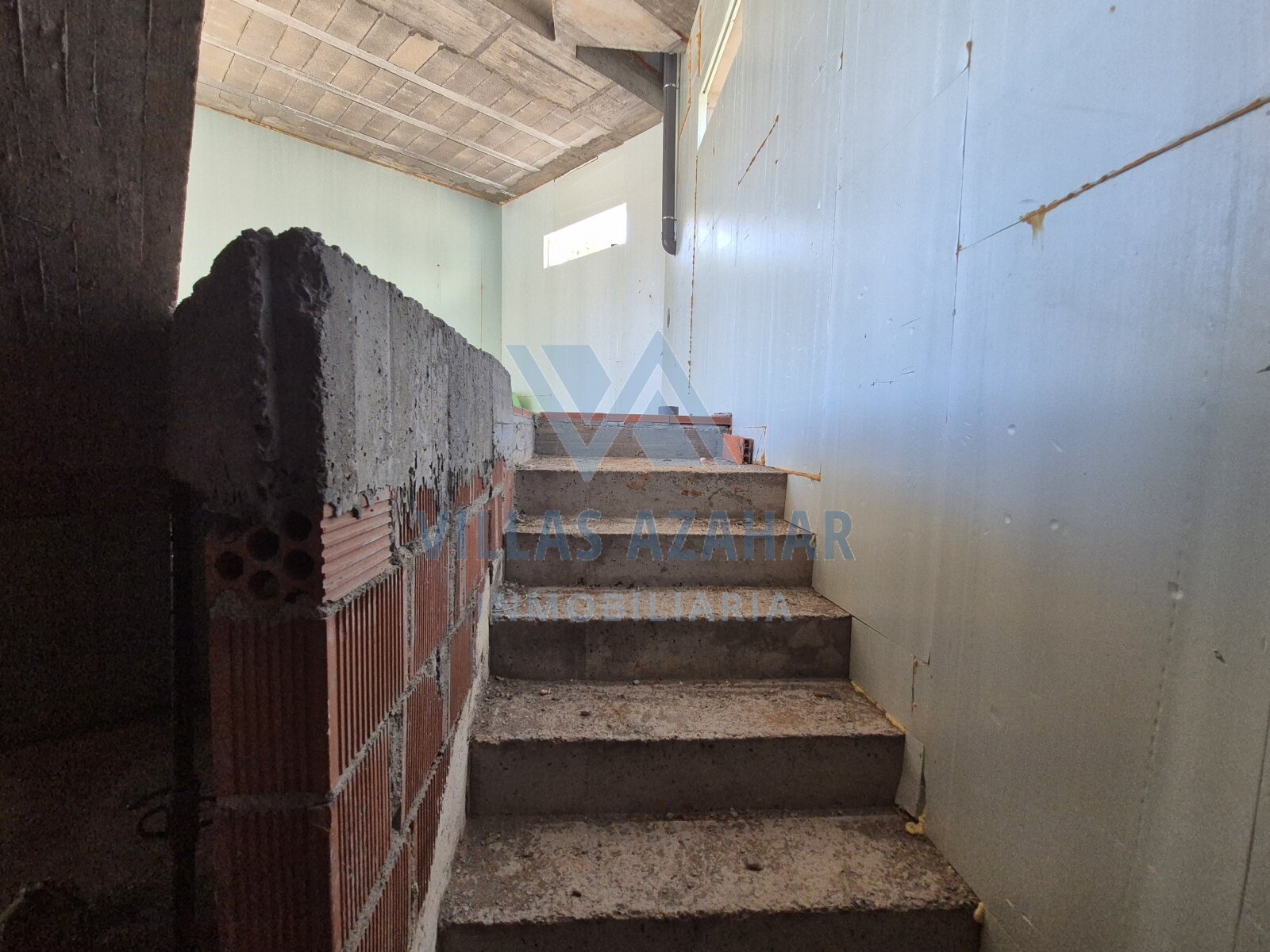 Escalier en béton robuste avec potentiel - Connexion solide entre les étages en phase de construction Escalier en béton robuste avec potentiel - Connexion solide entre les étages en phase de construction